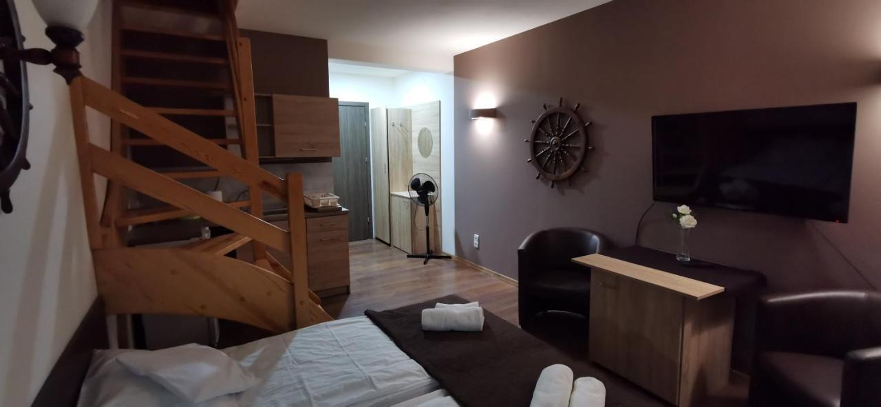 Bed and Breakfast Dolphin House Леба Екстер'єр фото